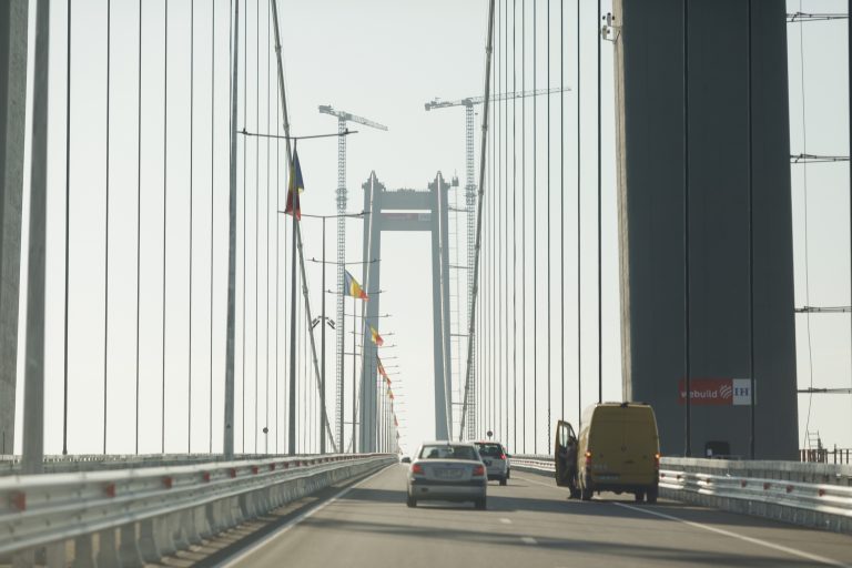 VIDEO | Romania’s ‘Golden Gate’ bridge over the Danube has new problem: loose bolts