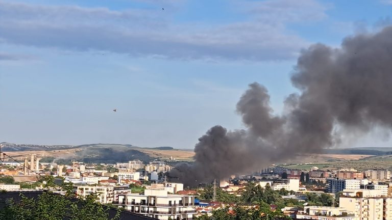 VIDEO | Incendiu de amploare la o hală din Cluj-Napoca. Intervin pompieri din mai multe județe. Focul s-a extins la acoperişurile a trei case
