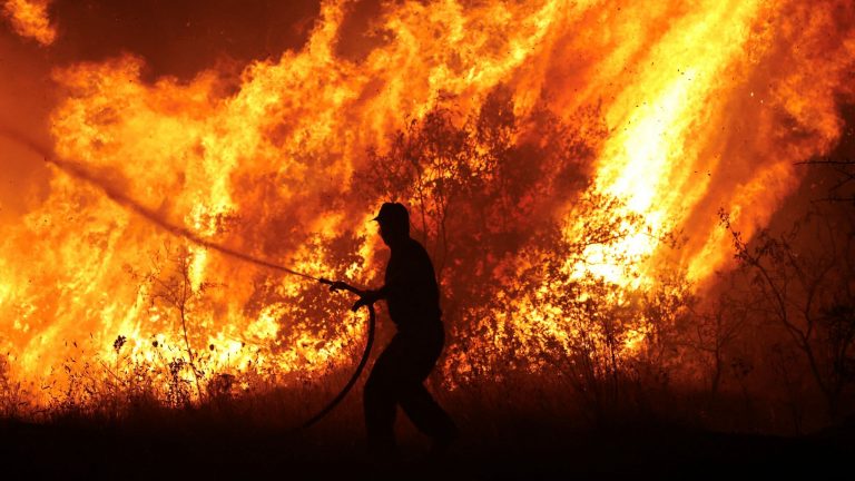 Noi incendii în Grecia: Un mort şi opt răniţi
