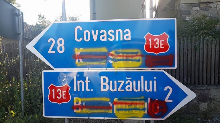 Indicatoare rutiere bilingve, vandalizate la Întorsura Buzăului. Prefectura a stabilit că nu au fost montate în condiţiile legii