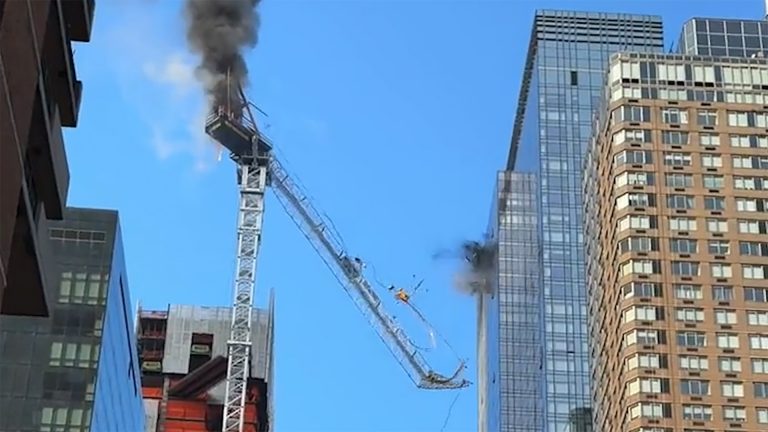 VIDEO | Şase persoane au fost rănite, după ce o macara s-a rupt şi s-a prăbuşit pe un bulevard din New York