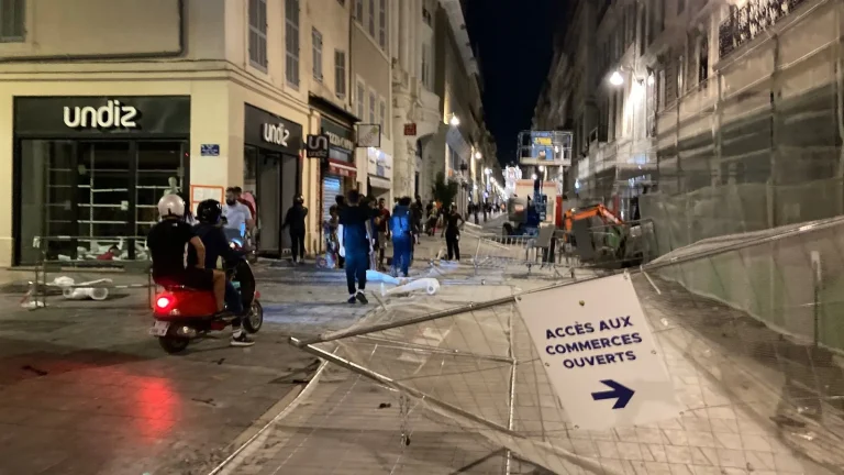 Peste 700 de magazine, devastate în Franța în violenţele din ultimele zile