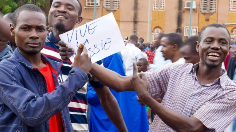 VIDEO | Mii de persoane manifestează împotriva Franţei la Ambasada franceză din capitala Niger, cu steaguri ale Rusiei. ”Vrem ca Franţa să plece”. ”Noi vrem Rusia”