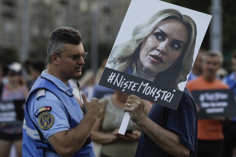 VIDEO | Zeci de persoane cer demisia Gabrielei Firea, la protestul organizat în Piaţa Victoriei