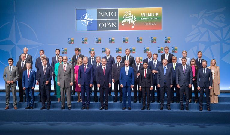 Summitul NATO de la Vilnius | Ucraina este invitată să adere la NATO, fără MAP, „când condiţiile o vor permite”. Preşedintele Zelenski se adresează mulţimii, la Vilnius