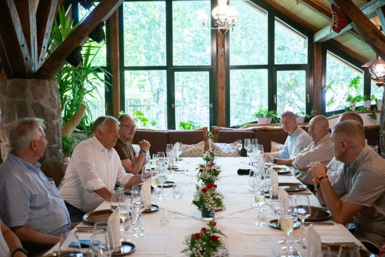 Viktor Orbán, consultări la Tuşnad cu liderii maghiari din afara graniţelor Ungariei, inclusiv liderul UDMR Kelemen Hunor