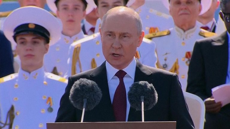 Putin a asistat la o paradă navală şi a anunţat că Marina va primi 30 de nave noi în acest an