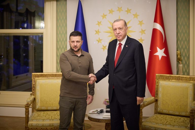 Erdogan sprijină ideea lui Zelenski privind un armistițiu aerian și maritim. Preşedintele turc se oferă să găzduiască negocieri