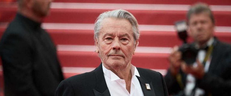 Copiii lui Alain Delon depun plângere cu privire la ”hărţuire morală” împotriva damei de companie a tatălui lor
