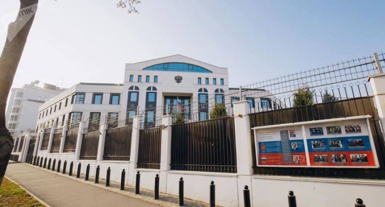 Un șofer a intrat cu mașina în poarta Ambasadei Rusiei de la Chişinău