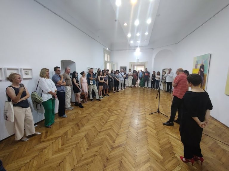 Privește omul! Replică la înstrăinarea digitală, un proiect artistic pornit de la Cluj repune omul în centrul atenției