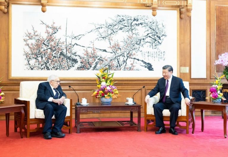 VIDEO | Henry Kissinger, în vârstă de 100 de ani, este la Beijing şi a fost primit de preşedintele Xi Jinping