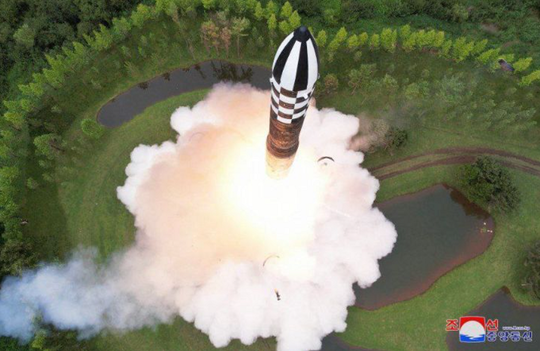 Coreea de Nord a testat o rachetă balistică intercontinentală cu combustibil solid, în prezența lui Kim Jong Un