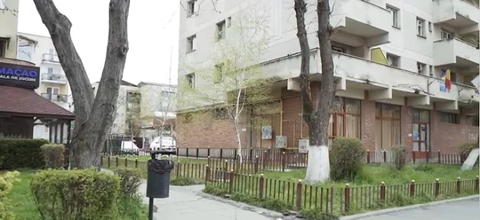 Satu Mare | Şcoală amenajată într-un bloc de locuinţe: Elevii coboară de la etajul patru la parter pentru a merge la baie şi traversează o stradă pentru a ajunge la locul unde fac orele de sport