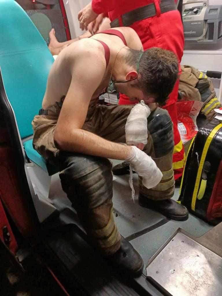 Photo of injured firefighter goes viral in Romania