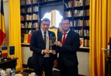 Este o nebunie ca naționaliștii israelieni să flirteze cu antisemiții din România Right-wing party chief George Simion of the AUR Party is seen alongside Samaria Regional Council head Yossi Dagan. (photo credit: SAMARIA REGIONAL COUNCIL)