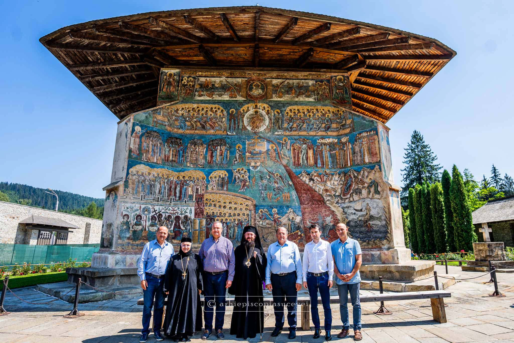Ordinul eparhial ”Crucea Bucovinei”, oferit preşedintelui Senatului, Nicolae Ciucă, la Mănăstirea Voroneţ de către Arhiepiscopia Sucevei ⋆ Universul.net