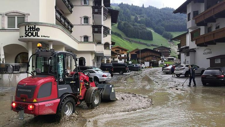 Furtuni şi alunecări de nămol în Austria şi Bavaria. O persoană dată dispărută