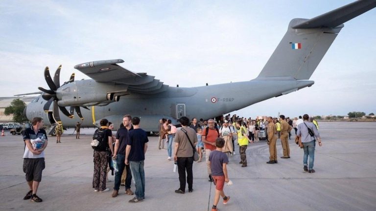 VIDEO | Avioane franceze, la Niamey pentru a evacua francezi şi europeni. Burkina Faso şi Mali amenință