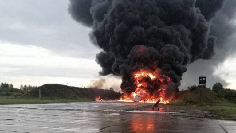 BBC: O dronă ucraineană a distrus un bombardier supersonic rusesc