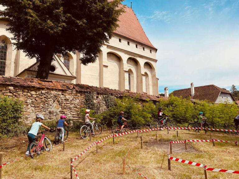 Un „Tur al Transilvaniei” face cunoscută cultura și istoria locurilor. De ce e Transilvania Bike Trails Race mai mult decât o competiţie