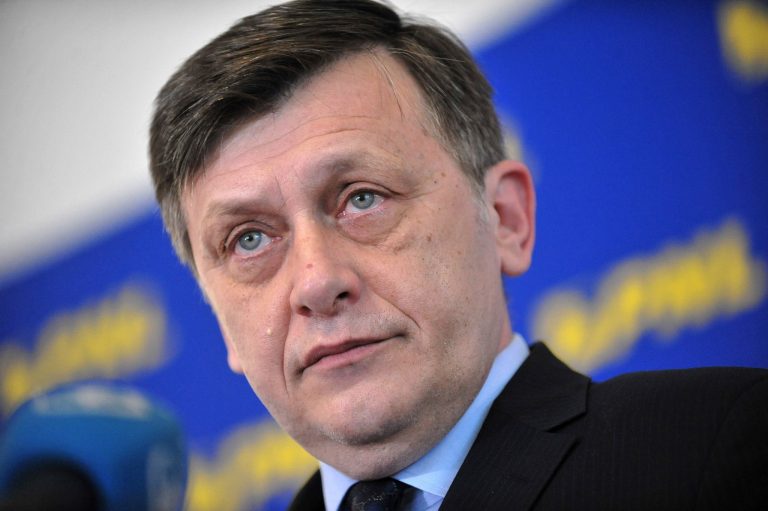 Crin Antonescu: Problema cu Ponta nu este că e trădător, ci că e travestit