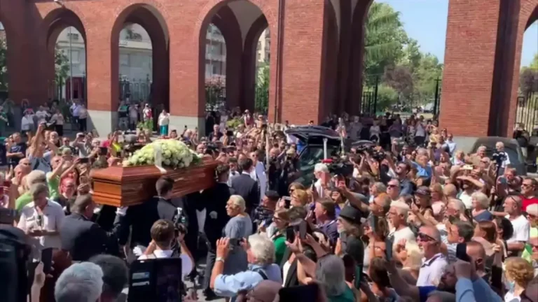 VIDEO | Toto Cutugno, condus pe ultimul drum de sute de fani