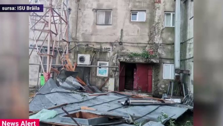 IGSU: Intervenţii ale pompierilor în 53 de localităţi din 13 judeţe, în urma furtunilor/Peste 150 de copaci doborâţi de vânt, 14 autoturisme avariate