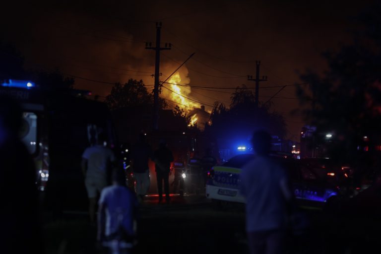 Incendiu Crevedia | Raed Arafat: Au fost 26 de pompieri răniţi. Există pericol să mai fie o explozie