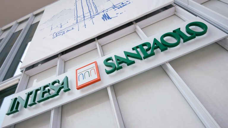 Bloomberg: Intesa Sanpaolo SpA intenționează să achiziţioneze First Bank din România