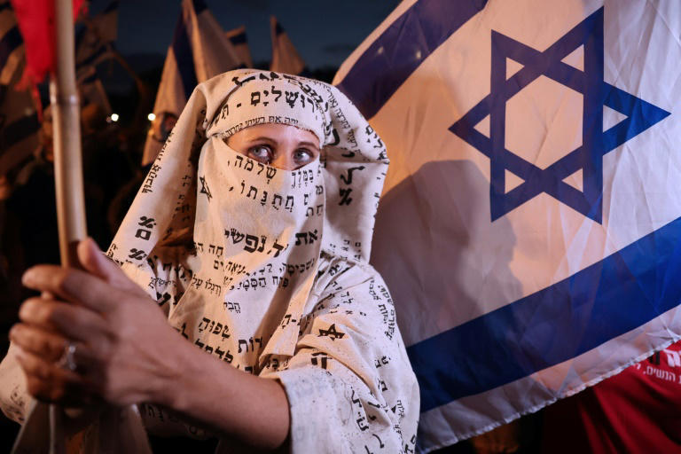 Israel: Sute de femei manifestează la Tel Aviv împotriva unei segregări în mijloacele de transport în comun / Şoferii obligă femeile să stea în spate sau le interzic să urce în autobuz