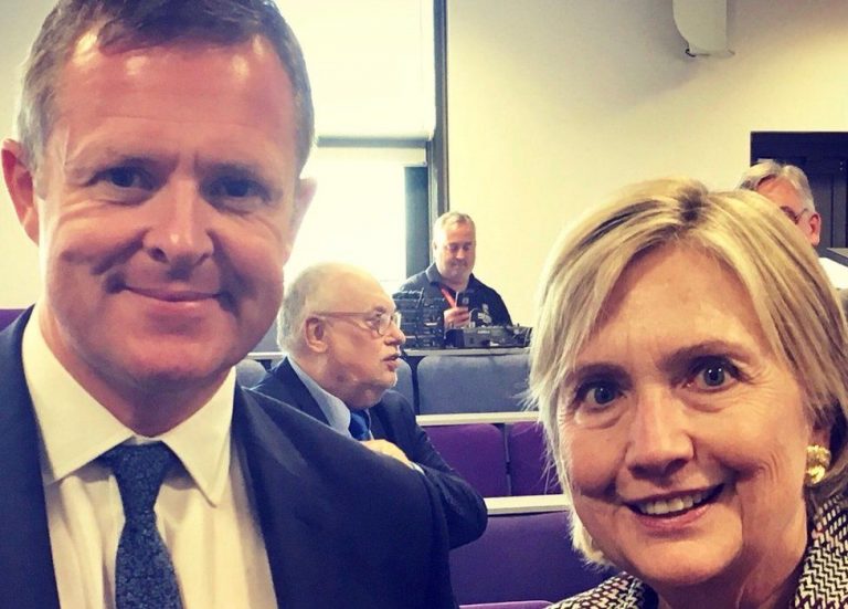 Hillary Clinton s-a oferit să-mi aranjeze o întâlnire – inclusiv cu un lider mondial, mărturiseşte un ministru homosexual din Ţara Galilor