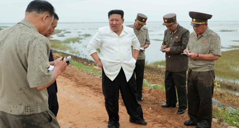 Inundaţii în Coreea de Nord: Kim Jong Un îşi critică guvernul, considerându-l ”iresponsabil”