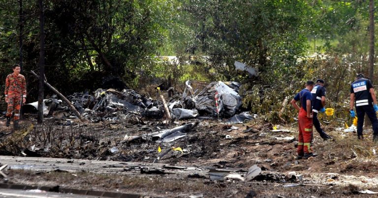 VIDEO | Zece morţi în urma prăbuşirii unui avion pe o şosea din centrul Malaeziei