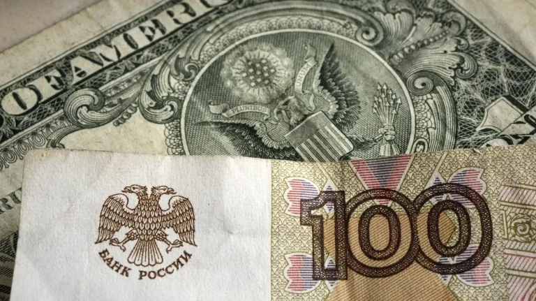 Rubla se devalorizează şi se schimbă pentru mai puţin de un cent american. Pe cine dă vina Kremlinul