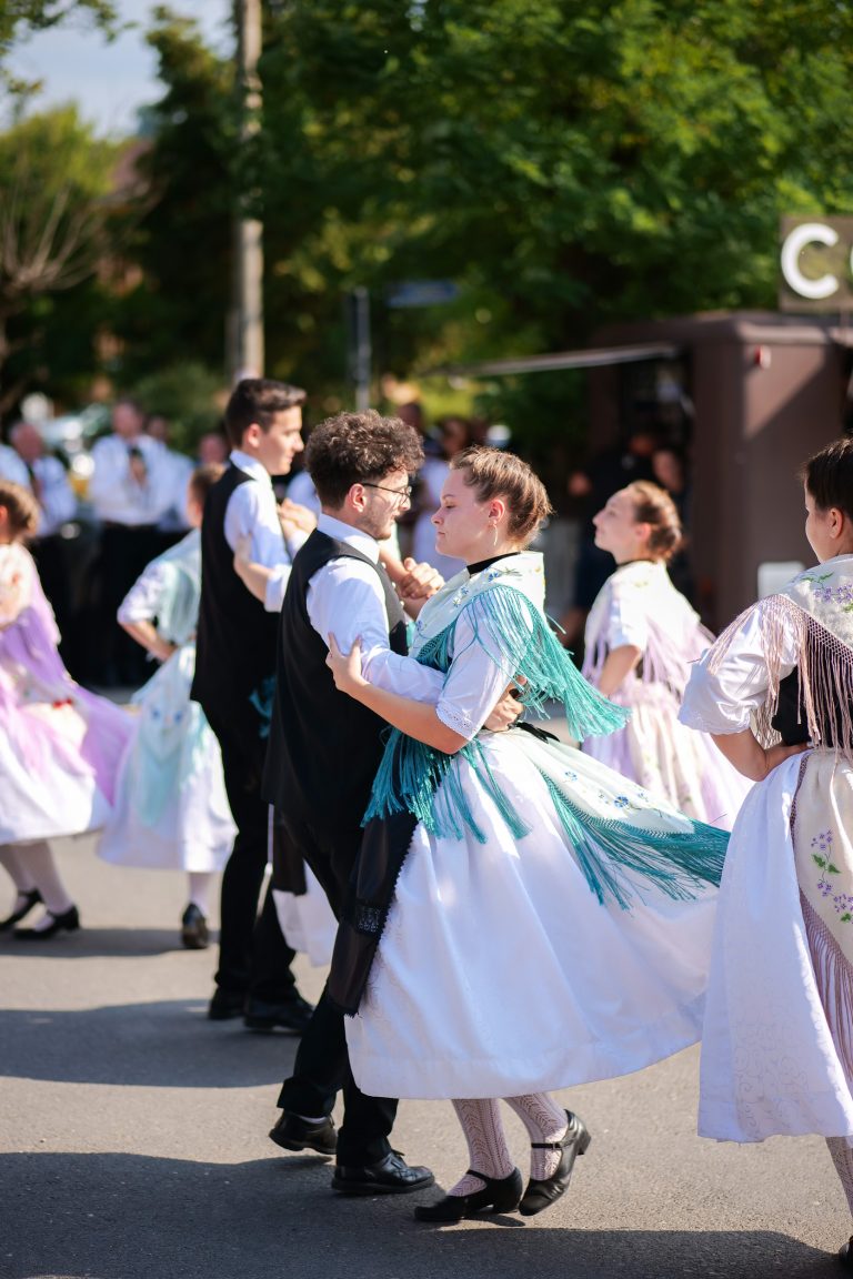 Transylvanian bishop praises patron of Haferland festival that celebrates Saxon traditions