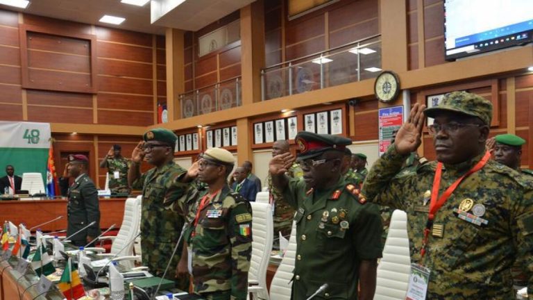 Şefii armatelor vest-africane se întâlnesc pentru a discuta planurile unei eventuale intervenţii militare în Niger