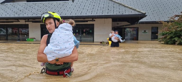 „Cea mai gravă catastrofă naturală de la independenţă”. Şase morţi în Slovenia şi pagube considerabile după inundațiile devastatoare