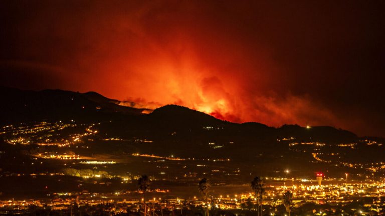 VIDEO | Spania: Peste 26.000 de persoane, evacute din calea incendiului din Tenerife
