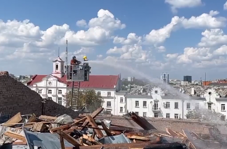 VIDEO | Cel puţin șapte morţi şi peste 100 de răniţi  după ce o rachetă rusă a lovit piaţa centrală a oraşului ucrainean Cernihiv