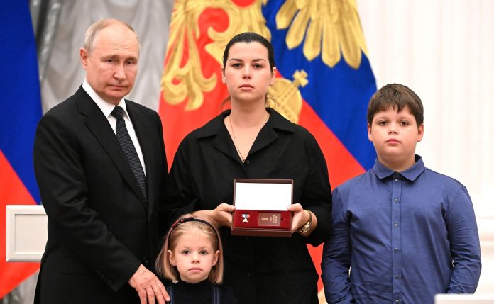 Vladimir Putin decoratii vaduve