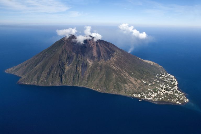 Trei vulcani subacvatici, descoperiţi în apropiere de Sicilia