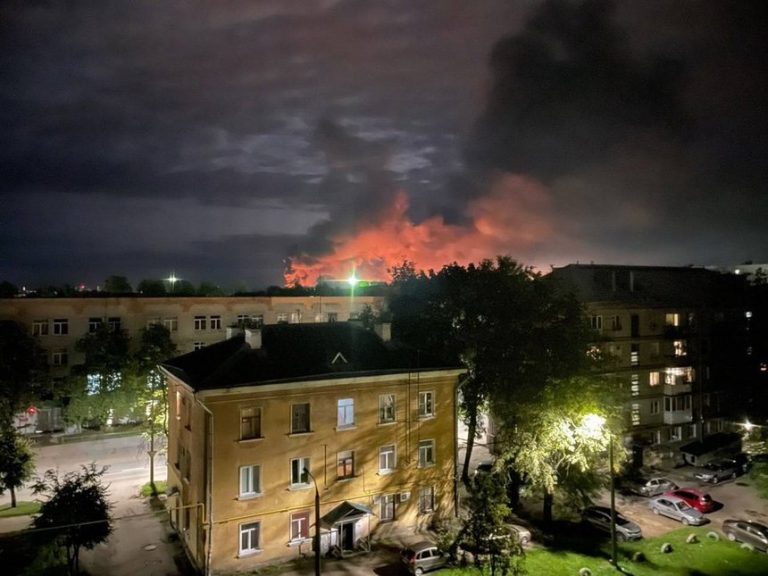 VIDEO | Patru avioane militare, avariate la o bază rusă din apropiere de Estonia, în cel mai mare atac cu drone al Ucrainei