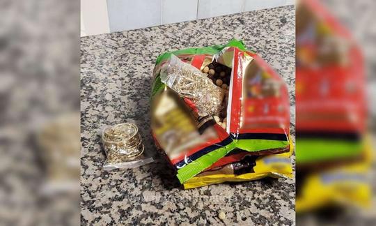 Aproape 4 kilograme de bijuterii ascunse în pungi cu cereale, descoperite la Aeroportul Otopeni