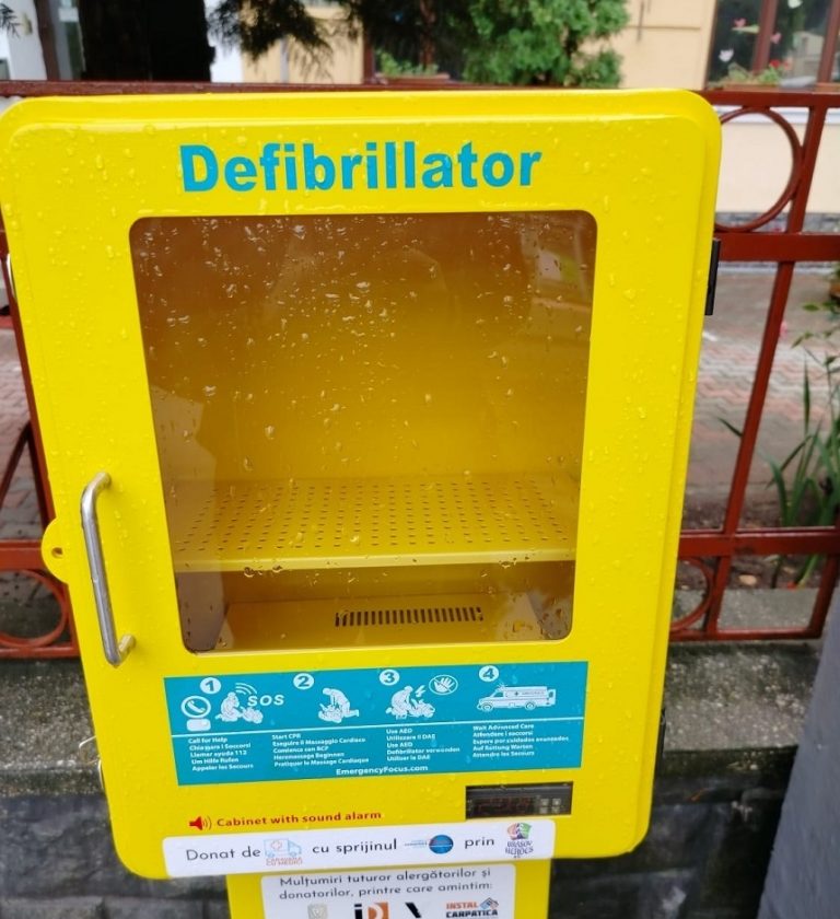 Un defibrilator extern a fost furat dintr-un cartier din Braşov / Medic: Nu are nicio valoare într-o locuinţă, ci este destinat primului ajutor în spaţii populate