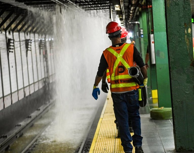 VIDEO | Inundaţie spectaculoasă în cea mai renumită staţie de metrou din New York