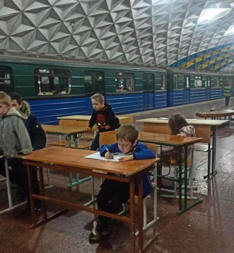 Ucraina: În staţiile de metrou din Harkov au fost amenajate săli de clasă pentru a proteja elevii de rachete