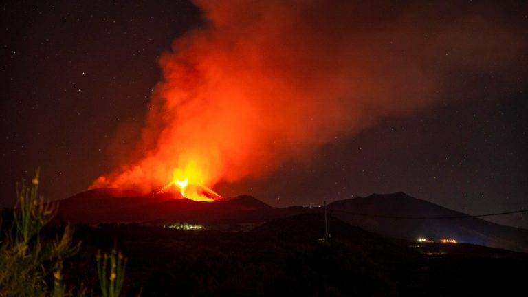 VIDEO | Erupţia vulcanului Etna afectează aeroportul din Catania