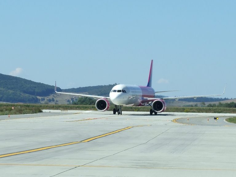 Dan Air: Programul redus de operare al aeroportului Braşov îl face neprofitabil pentru operatorii aerieni