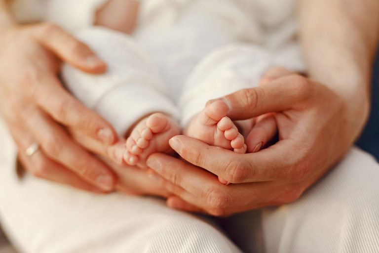 Bebelușul dispărut de la maternitatea din Bacău a fost găsit la locuința unei tinere de 19 ani / Femeia susține că avea o înțelegere cu mama copilului